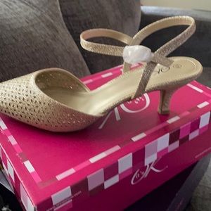 Women’s gold pump with strap 12w